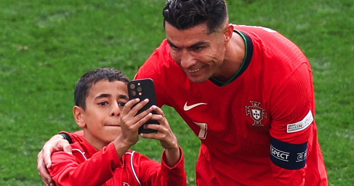Criana que tirou foto com Ronaldo, disse ao pai que ia  casa de banho!