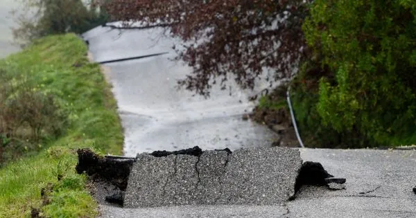 Mau tempo: Dezasseis estradas continuam encerradas por exigirem obras complexas