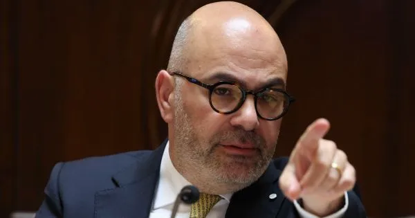 Ministro Pinto Luz considera infelizes declarações do presidente do IHRU