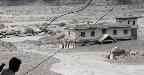 MNE confirma dois portugueses entre os desaparecidos após forte enxurrada no Nepal