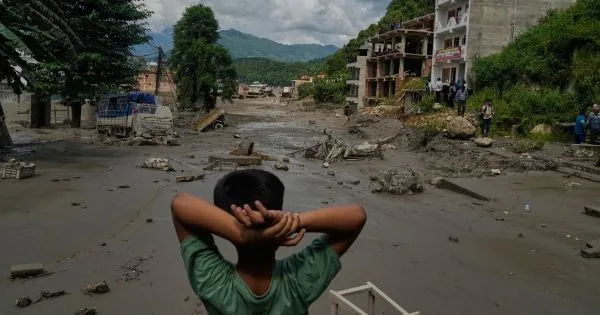 O dia em que uma onda de água e lama varreu povoações no Nepal e Tibete
