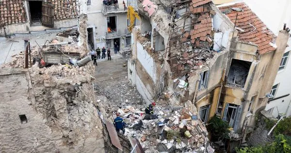 Quatro corpos recuperados após explosão em Atenas
