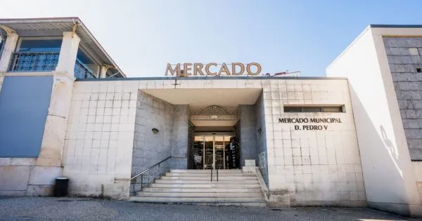Mercado de Coimbra passa a ter uma hora de estacionamento gratuito