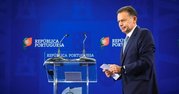 Montenegro promete apoio às famílias, mas rejeita “ilusões” para travar subida dos combustíveis