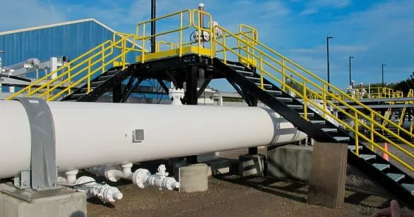 Arábia Saudita encerra oleoduto que transporta 5% do crude mundial