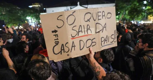 Manifestantes em Lisboa decidem desmontar tendas no Rossio e dormir ao relento