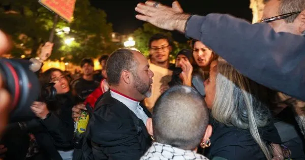 Homem com bandeira de Israel invade acampada no Rossio