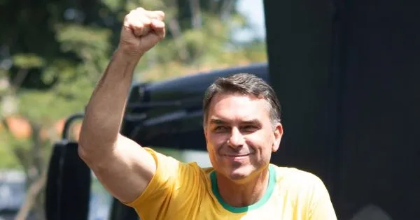 Flávio Bolsonaro e a família com direito a vistos para viverem nos Estados Unidos