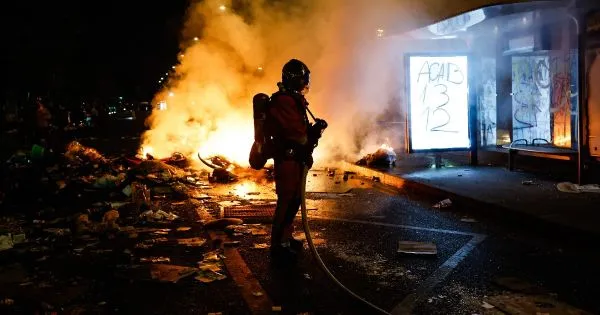 França com recolher obrigatório noturno em alguns bairros de Paris e outras cidades