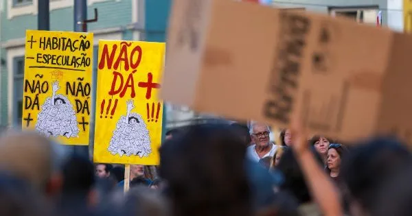 Mais de mil manifestantes levam protesto à Câmara do Porto