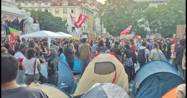 Milhares de manifestantes enchem o Rossio, em Lisboa