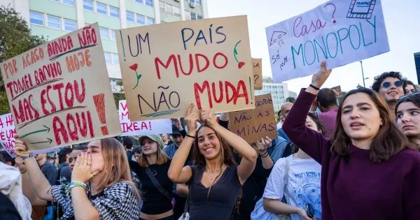 Milhares de pessoas de todas as idades ocupam Avenida da Liberdade