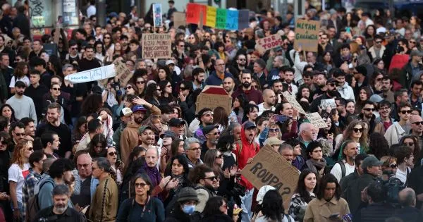 Milhares manifestam-se por habitação digna no Porto