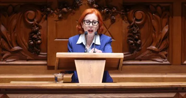 "Só não venho à boleia para o Parlamento porque não posso", diz a ministra do Ambiente