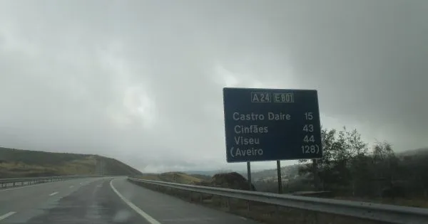 Colisão entre dois camiões corta A24 em Castro Daire no sentido Vila Real-Viseu