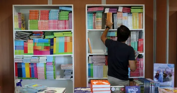 Mau tempo fecha 'stands' da Feira do Livro do Porto