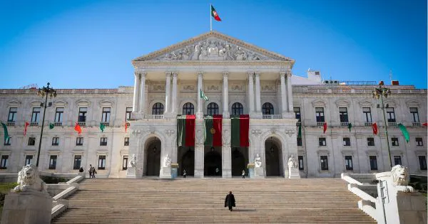 Declínio do desempenho democrático em Portugal destacado em relatório